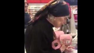 &bdquo;Eu ma intind doar cat mi-e plapuma&rdquo;. Gestul emotionant pe care un tanar l-a facut pentru o batranica din Romania