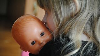 Tatal a violat-o de la 4 ani, dar abia dupa alti 17 ani i-a spus mamei! Silvia isi aduce aminte cand s-a intampla prima oara:"Eram mica, cu o papusica in mana..."