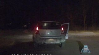 Incident dramatic in Baia Mare. O fetita de numai trei ani a deschis portiera masinii si a cazut din mers