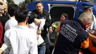 Imagini halucinante la Bistrita! Un politist, atacat de doua clanuri rivale, inarmate cu sabii topoare si o secure