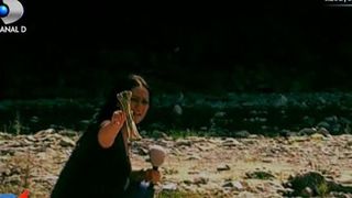 Bomba ecologica in Dambovita. Mormane de gunoaie si de oase se descompun pe malul unui rau la doar cateva sute de metri de casele oamenilor.