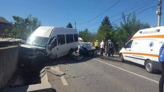 Plan Rosu de interventie! 13 raniti, dupa ce un microbuz a fost implicat intr-un accident, in Hunedoara
