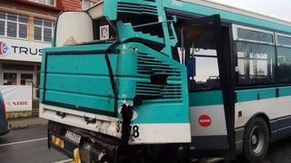 Un autobuz de transport persoane a fost implicat intr-un accident pe DN2 - O persoana a fost ranita