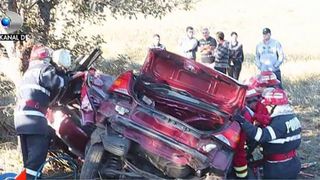 Povestea celor 4 voluntari englezi, veniti in Bistrita-Nasaud sa construiasca locuinte oamenilor sarmani. Au avut un accident teribil, soferul a murit, iar ceilalti au ajuns la spital