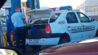 Politist, surprins cu canistrele la benzinarie. Si-a umplut recipientele cu combustibil
