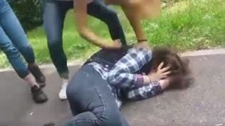 Bataie intre doua eleve, chiar in fata Jandarmeriei Vaslui - Una dintre fete a fost lasata inconstienta de catre "rivalele" ei