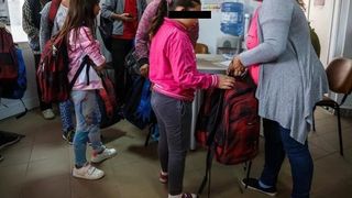 Razie in scoli! Elevii, controlati in ghiozdane de inspectori scolari,  pentru a nu intra in scoala cu Gazeta matematica sau globuri pamantesti: Scandalul auxiliarelor, o afacere de 35 milioane euro