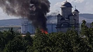Incendiu violent in curtea unei biserici din Bacau. Fumul este vizibil de la mare distanta