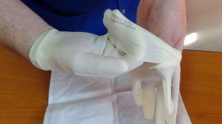 Cum arata mana unui doctor cardiolog, dupa 12 ore de operatii la 30 de grade Celsius, pentru ca instalatia de climatizare a spitalului nu functioneaza