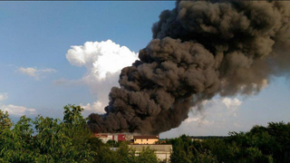 Interventie in forta a pompierilor! Incendiu la o fabrica de mobila din Reghin