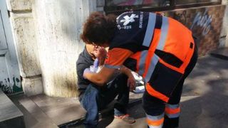 Scene teribile in Centrul Capitalei! Cu flori intr-o mana si cu un cutit in cealalta, un tanar a vrut sa se sinucida