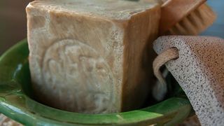 Anul trecut, un roman a cheltuit, in medie, 227 de lei pentru produse de ingrijire personala, 283 de lei pentru imbracaminte si 245 de lei pentru incaltaminte