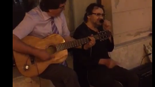 Primarul Nicolae Robu a cantat la chitara in centrul Timisoarei. Spectacolul facut de edil pe strazile orasului