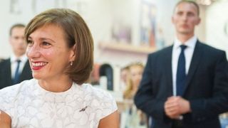 Carmen Iohannis, pe terenul de tenis. Presedintele, asteptat in tribune