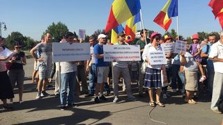 Protest antivaccinare in Bucuresti. Zeci de persoane s-au strans in Parcul Izvor