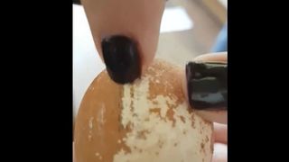 A cumparat oua dintr-un magazin din Piatra Neamt, dar s-a ingrozit cand a ajuns acasa. Replica hipermarketului:&rdquo;Produsul din materialul postat prezinta diferente semnificative fata de starea initiala in care a fost livrat&rdquo;