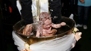 Ancheta a Politiei la Iasi, dupa ce unui copil de doua luni i s-a facut rau in timpul slujbei de botez si a murit la spital