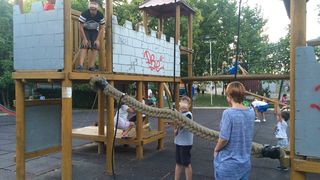 Asa arata locul de joaca de unde fetita a cazut dupa ce funia s-a rupt