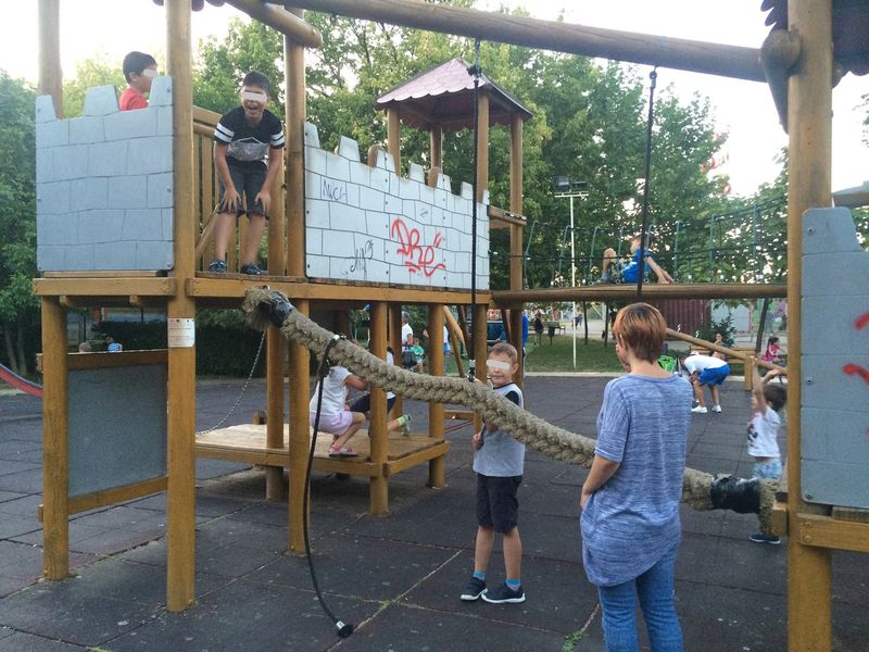 Asa arata locul de joaca de unde fetita a cazut dupa ce funia s-a rupt