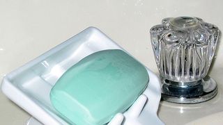 Romanii nu se inteleg deloc bine cu apa si sapunul? Datele INS arata ca un roman da aproape 2 lei pe sapun intr-o luna