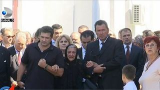 Lacrimi si durere la inmormantarea seniorului liberal Mircea Ionescu Quintus. Sotia lui a fost devastata pe parcursul funeraliilor