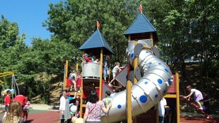 Locurile de joaca au facut o noua victima. Un baietel de 7 ani din Galati a ajuns la spital