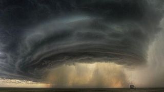 Ce trebuie sa faci daca te prinde o furtuna violenta pe strada! Respecta aceste reguli si poti scapa nevatamat