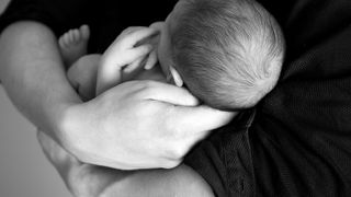 Tragedie in Botosani! Bebelus de 4 luni, gasit mort in pat langa mama sa