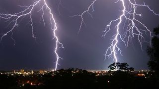 Meteorologii vin cu o noua avertizare! Vor fi ploi torentiale, descarcari electrice si grindina