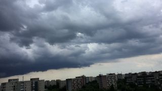Alerta meteo: Ploi torentiale si vijelii in toata tara, din aceasta seara