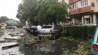 Baietelul salvat din furtuna va fi externat in ziua in care bunicul lui va fi inmormantat. Batranul a fost cel care l-a salvat pe copil