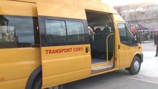 Accident cumplit in Dambovita! O fetita de 9 ani a cazut din microbuzul scolar aflat in mers