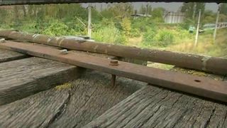 &rdquo;Pasarela Groazei&rdquo;, din Iasi. Locul in care se poate intampla oricand o tragedie de proportii. Mai grav este ca pe aici trec mereu sute de copii