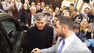 O jurnalista a fost lovita cu capul de bordura de catre sustinatorii lui Pomohaci! Mai multi reporteri au fost agresati