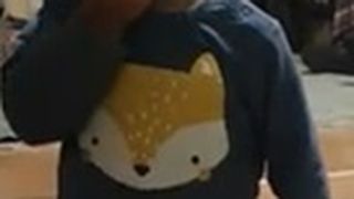 Inconstienta fara margini! Copil de 3 anisori, filmat in timp ce fumeaza