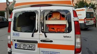 Panica la Sibiu: O ambulanta a fost atacata in timpul unei misiuni