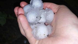 Grindina de dimensiunea oului de porumbel in Buzau. Statiile antigrindina au tras cinci rahete pentru salvarea zonelor viticole