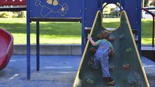 Incident la un loc de joaca din Portul Tomis - un copil de 4 ani a cazut printre scandurile structurii unui tobogan