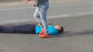 Scena socante in Alba. S-au certat in trafic, iar unul din ei a coborat, i-a dat un pumn, si l-a lasat inconstient pe un tanar