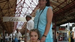 Amanda, alaturi de mama sa, in vara lui 2007, la cateva luni dupa tragedie
