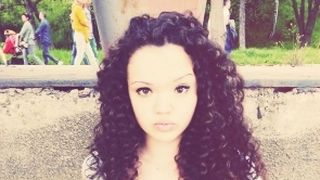 Amanda, fetita careia o furtuna i-a schimbat viata! In urma cu 10 ani, micuta a fost lovita in cap de acoperisul unei cladiri luat de vijelie! A fost de doua ori in coma si a ramas fara glanda lacrimala