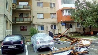 Furtuna puternica in Targu Carbunesti, in Gorj. Mai multe acoperisuri au fost smulse de vant - Opt masini au fost avariate