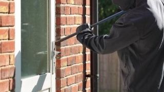 Asta da hot amabil! I-a spart casa si a furat 1600 de euro, insa a lasat ceva in urma proprietarului