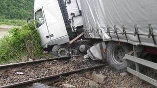 Trenuri pline cu calatori au fost blocate, dupa ce un TIR s-a rasturnat pe calea ferata. Traficul feroviar a fost intrerupt