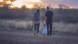 Doi frati au facut un copil impreuna, fara sa stie ca sunt rude! Acum au castigat dreptul in instanta de a fi recunoscuti drept parinti