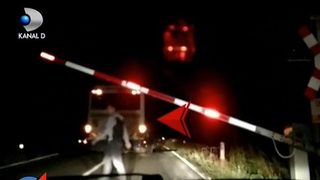 Inconstienta fara margini! Doua autobuze pline cu pasageri au traversat calea ferata pe rosu