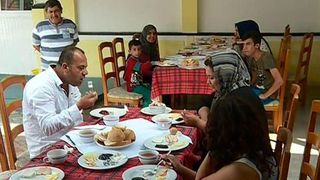 Satul de Vacanta din Mamaia este plin de imigranti. Refugiatii din Irak, cazati la o pensiune pe litoral