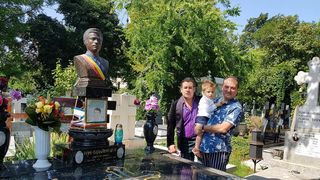 Ion Dolanescu mai are un bust la mormantul din cimitirul Bellu. La mormant este fratele cantaretului, cu Ionut Dolanescu si unul din baietii acestuia