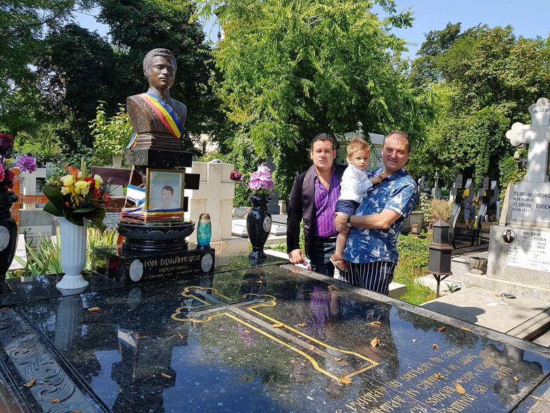 Ion Dolanescu mai are un bust la mormantul din cimitirul Bellu. La mormant este fratele cantaretului, cu Ionut Dolanescu si unul din baietii acestuia
