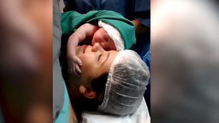 Medicii, in lacrimi! Moment emotionant din sala de nasteri! Ce a facut acest bebelus in primele clipe de viata